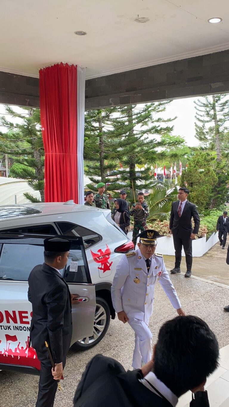 Rayakan Kemerdekaan, Bupati Andi Rudi Latif dengan Mobil Sederhana Bernuansa Merah Putih