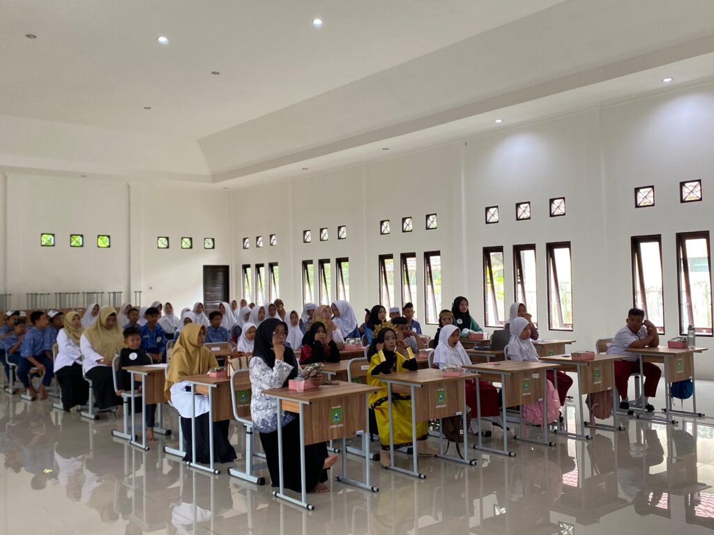 Camat Salafuddin Buka Festival Tunas Bahasa Ibu di SMP Negeri 1 Kusan Hulu