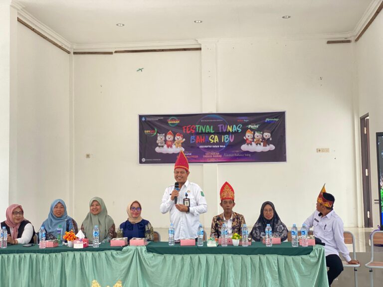 Camat Salafuddin Buka Festival Tunas Bahasa Ibu di SMP Negeri 1 Kusan Hulu