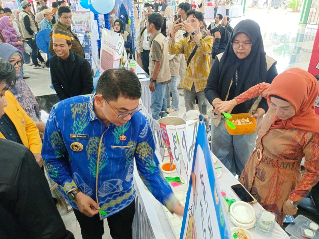 Bupati Andi Rudi Latif Kunjungi Stand Expo KKN Tematik Desa Juku Eja
