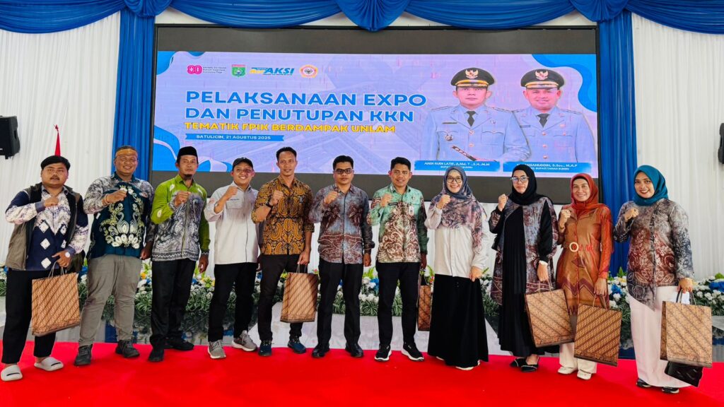 Mahasiswa KKN Kelompok 6 Desa Wiritasi Terima Kunjungan Bupati di Expo UMKM