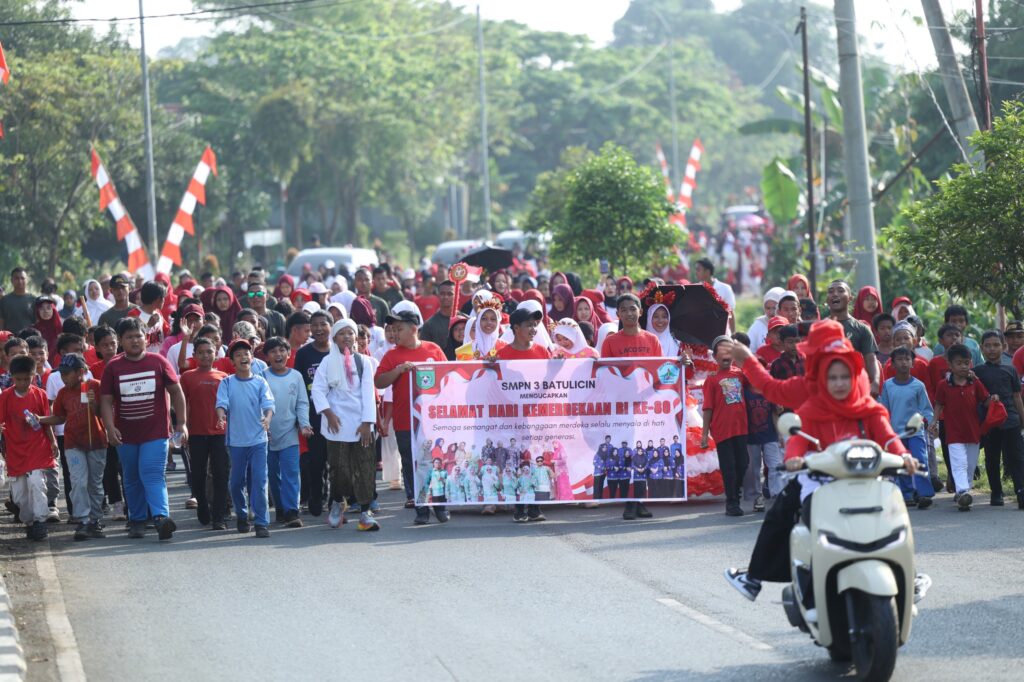 Ribuan Warga Tumpah Ruah di Jalan Santai Gunung Tinggi, Meriahkan HUT ke-80 RI