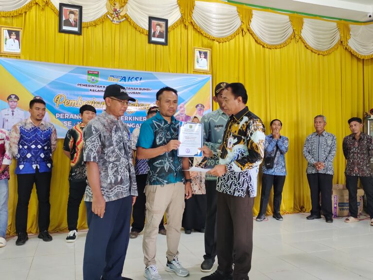 Apresiasi Kinerja Perangkat Desa, Camat Sungai Loban Berikan Penghargaan kepada Aparatur Desa Berkinerja Baik