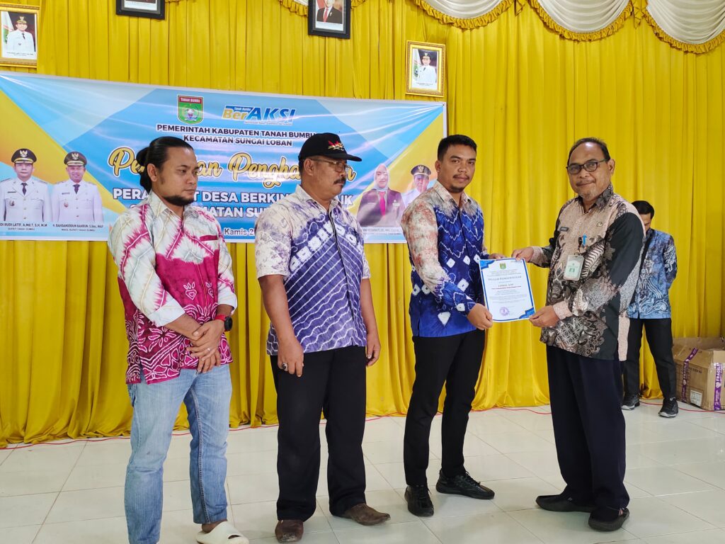 Apresiasi Kinerja Perangkat Desa, Camat Sungai Loban Berikan Penghargaan kepada Aparatur Desa Berkinerja Baik