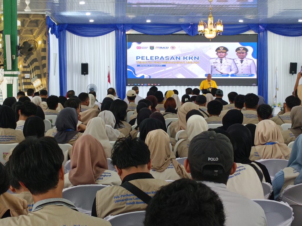 Bupati Andi Rudi Latif Nobatkan Kelompok Terbaik KKN FPIK ULM 2025 di Tanah Bumbu