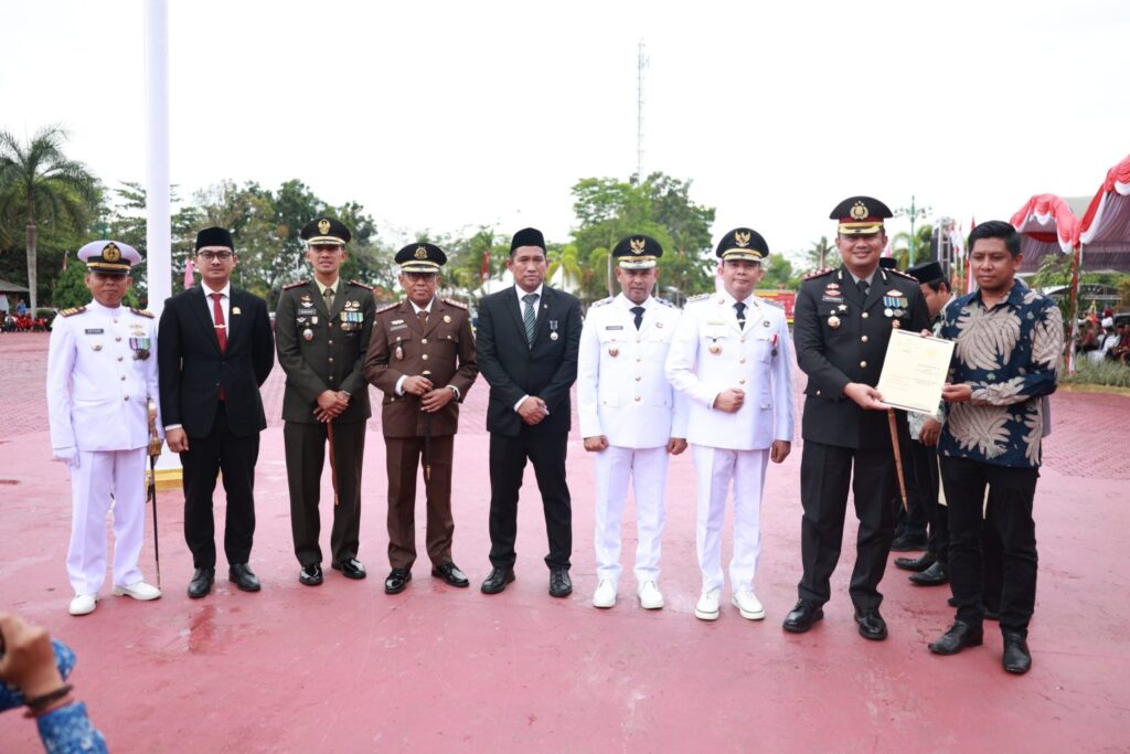 Bupati Andi Rudi Latif Hadiahkan Hibah, Bantuan, dan Penghargaan di Hari Kemerdekaan