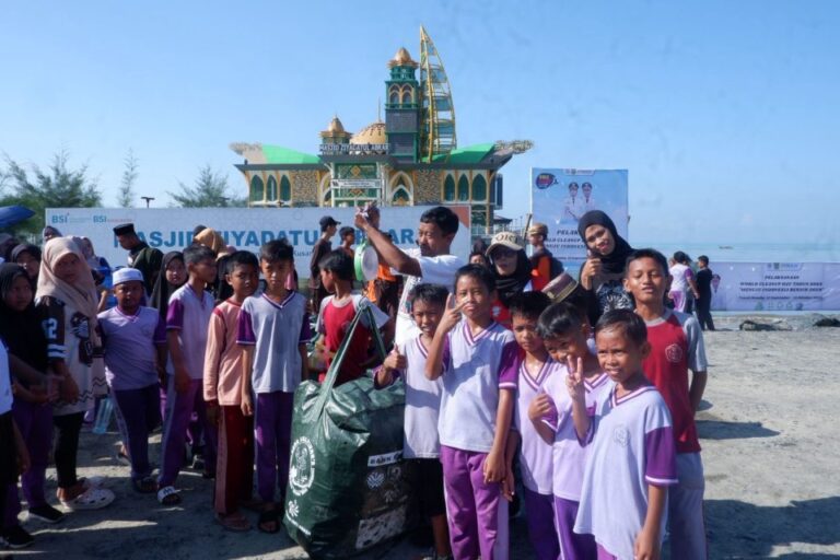 Puncak World Cleanup Day 2025 di Siring Pantai Pagatan Kabupaten Tanah Bumbu