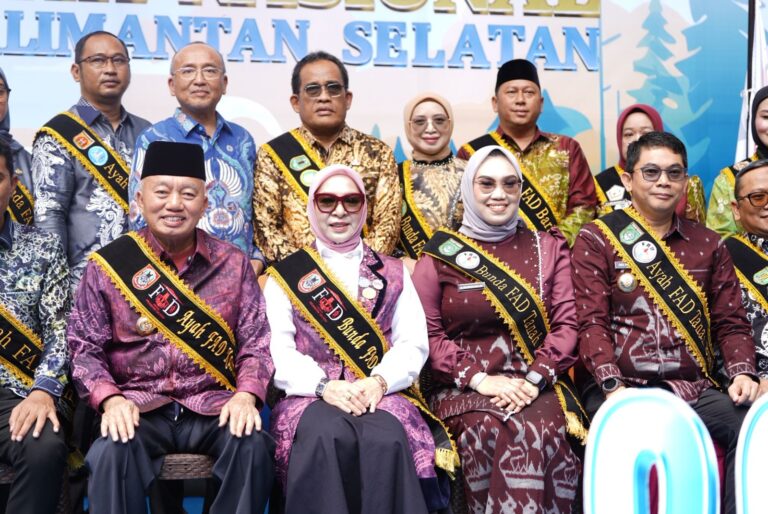 Bupati Tanah Bumbu dan Istri Dikukuhkan Sebagai Ayah dan Bunda Forum Anak Daerah
