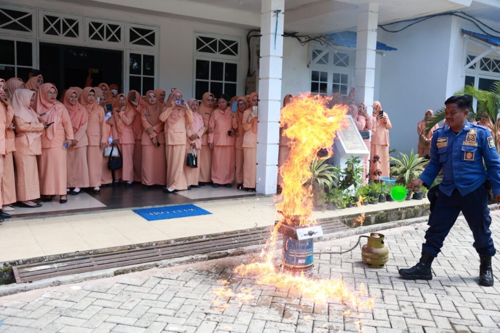 Pertemuan Rutin DWP Tanah Bumbu Diwarnai Edukasi Pencegahan Kebakaran