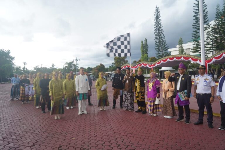 Semarak Sumpah Pemuda di Tanah Bumbu: Karnaval Pakaian Adat Warnai Halaman Kantor Bupati