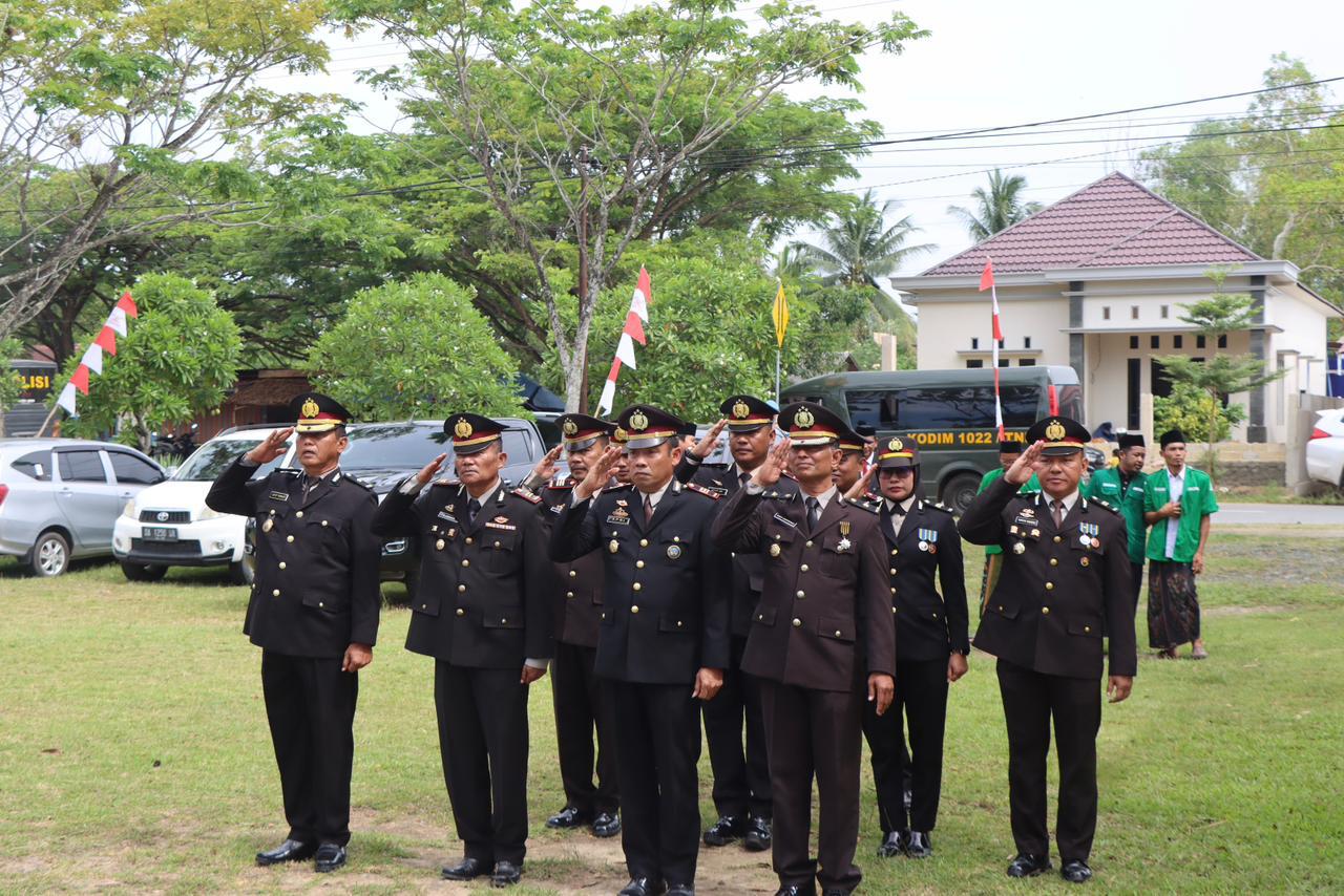 Polres Tanah Bumbu Laksanakan Upacara Penghormatan dan Tabur Bunga di Taman Makam Pahlawan Pagatan