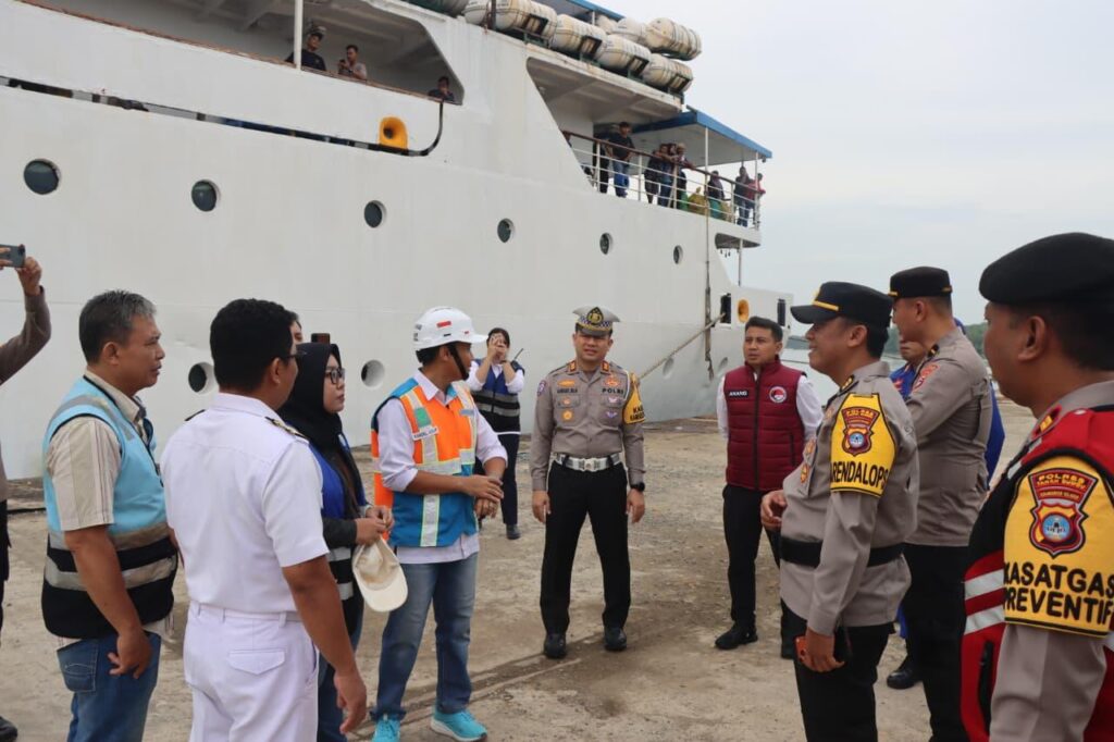 Pastikan Keamanan Berlayar Arus Mudik, Polres Tanah Bumbu Lakukan Tes Urine Nahkoda Kapal