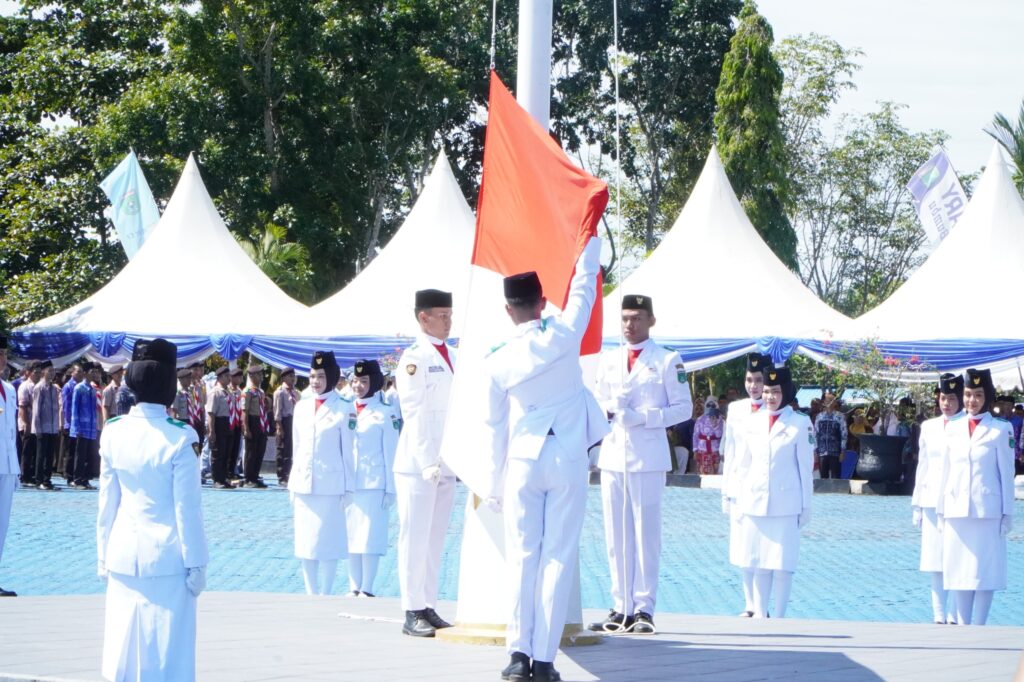 Upacara HUT ke-23 Tanah Bumbu Berlangsung Khidmat 2 Upacara HUT ke-23 Tanah Bumbu Berlangsung Khidmat