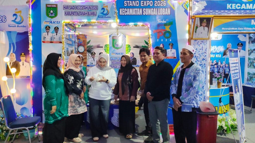 Hangat dan Akrab, Ketua TPP PKK Tanah Bumbu Sambangi Stand Sungai Loban dan Cicipi Kuliner Lokal