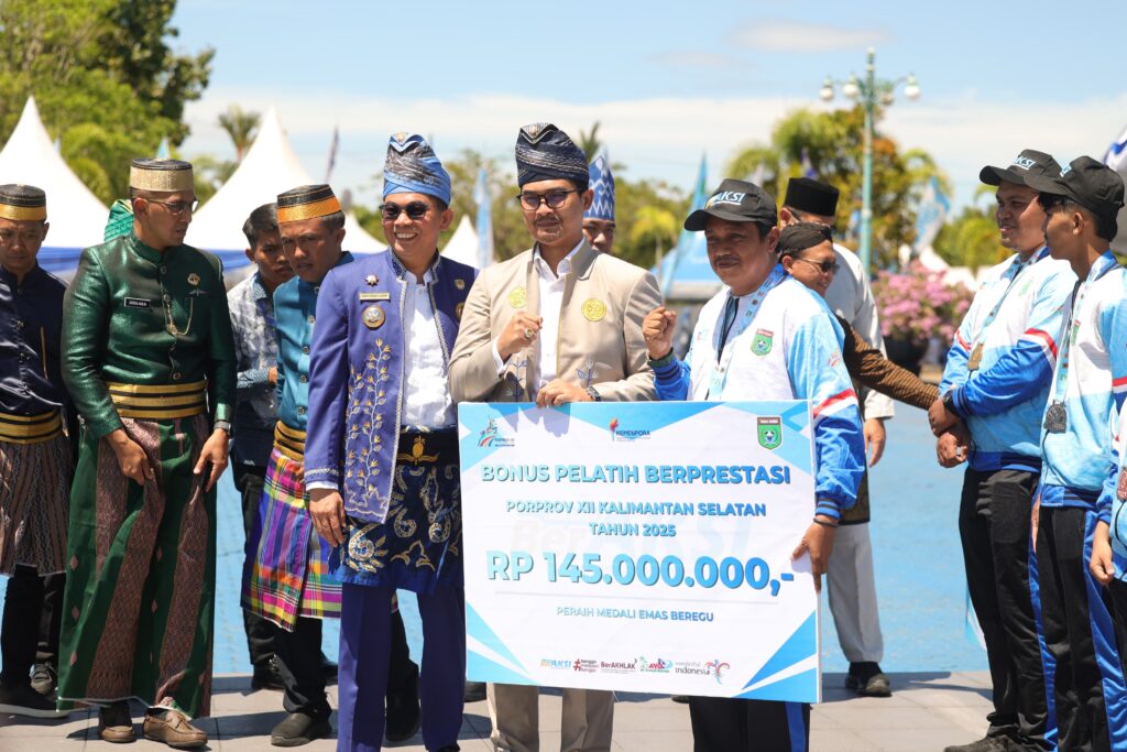 Bupati Tanah Bumbu Serahkan Penghargaan Simbolis kepada Atlet dan Pelatih Berprestasi di HUT ke-23