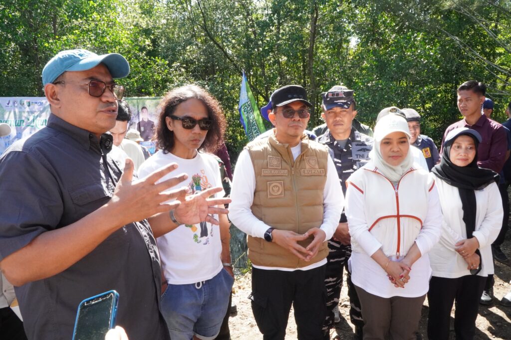 Peduli Lingkungan, Tanah Bumbu Tanam Ribuan Mangrove di Pesisir