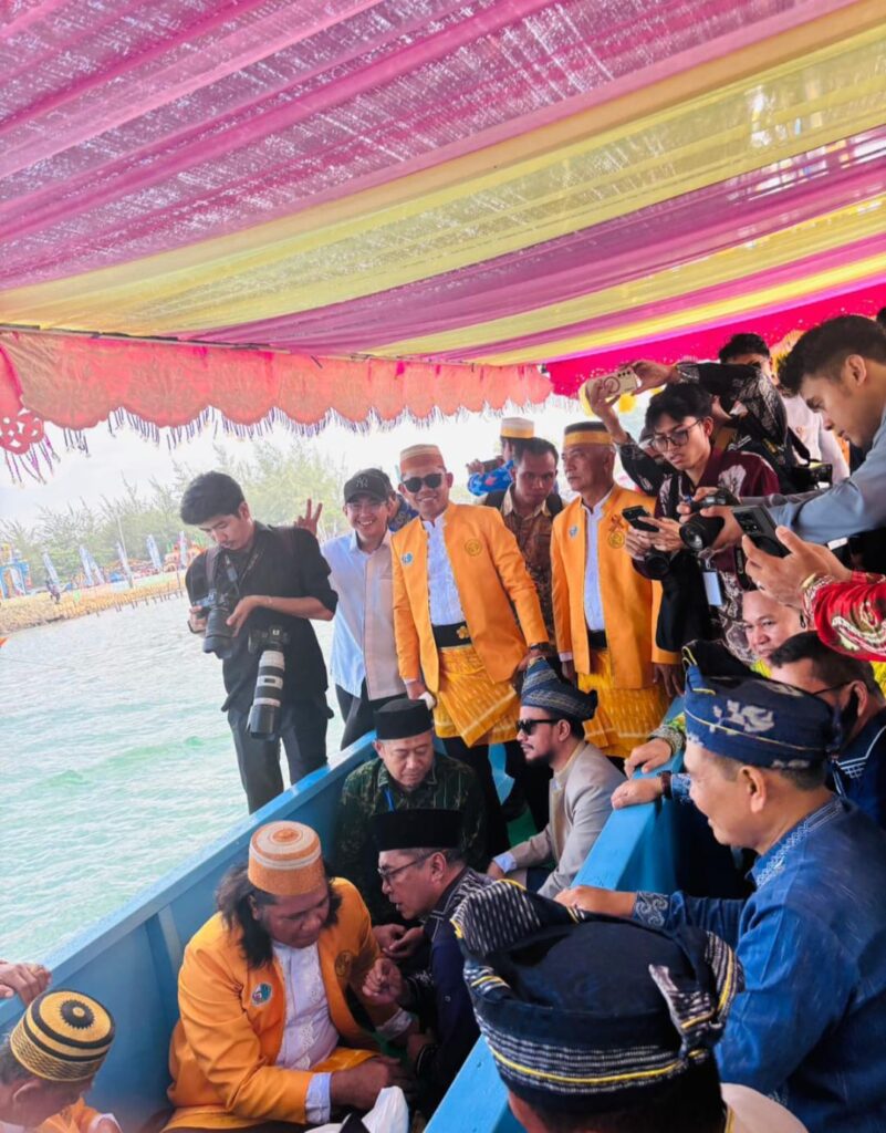 Sekda Yulian Herawati Ikuti Prosesi Sakral Mappanre Ri Tasi’e di Perairan Pagatan