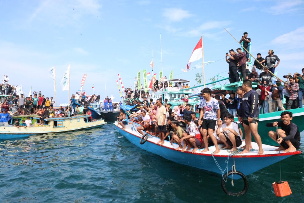 Ribuan Wisatawan Padati Puncak Pesona Budaya Mappanre Ri Tasi’e 2026 di Tanah Bumbu, Ekonomi Lokal Ikut Bergeliat&nbsp;&nbsp;