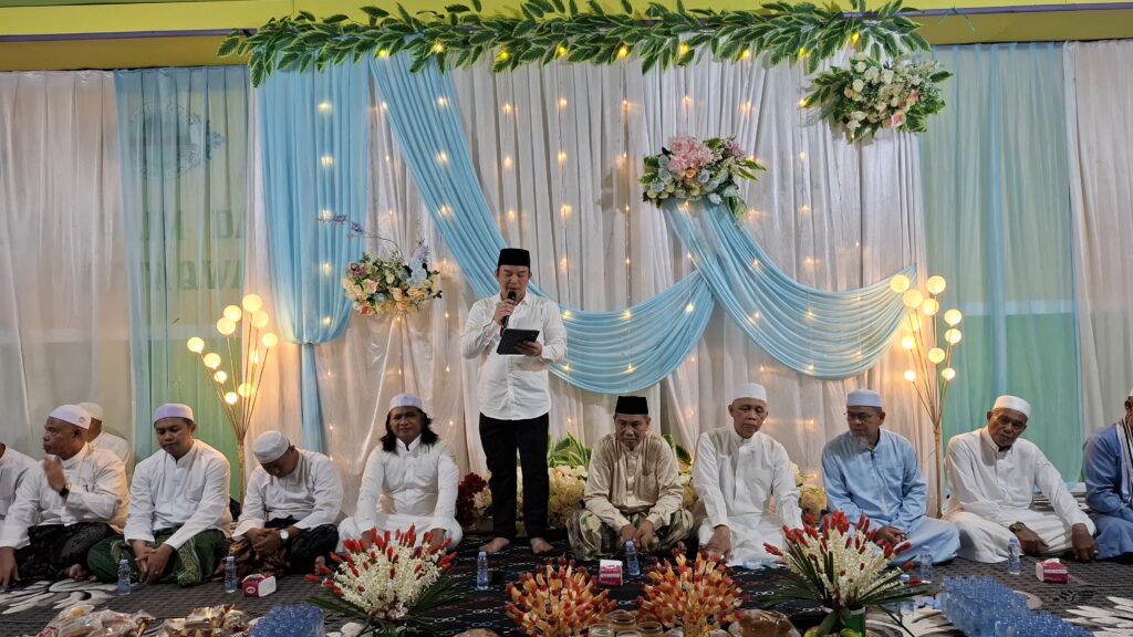 Pemkab Tanah Bumbu Hadiri Haul Akbar ke-9 Ustadz Amiruddin, Tegaskan Peran Pesantren Bangun Generasi Berakhlak 1 Pemkab Tanah Bumbu Hadiri Haul Akbar ke-9 Ustadz Amiruddin, Tegaskan Peran Pesantren Bangun Generasi Berakhlak