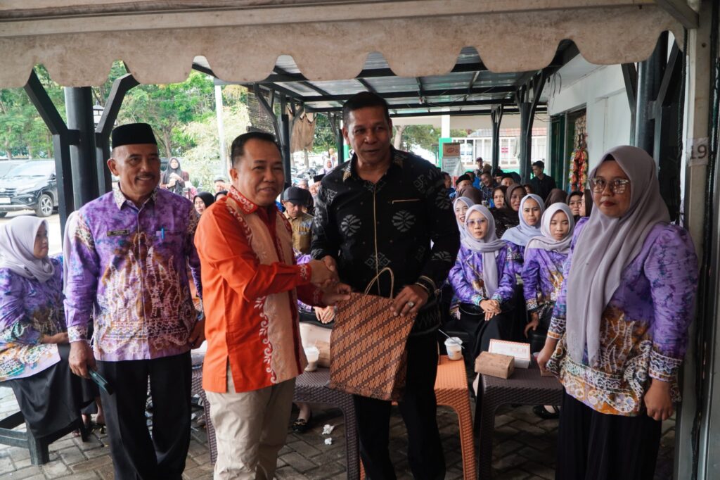 Disdukcapil Tanah Bumbu Beri Penghargaan Desa dengan Capaian Pencatatan Sipil Terbaik