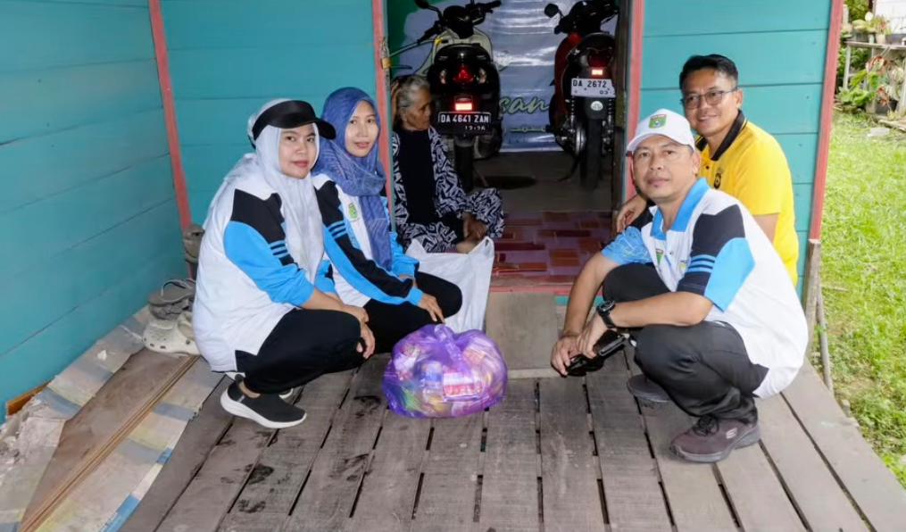 Aksi Jumat Berkah, Kecamatan Angsana Salurkan Bantuan Sembako untuk Warga