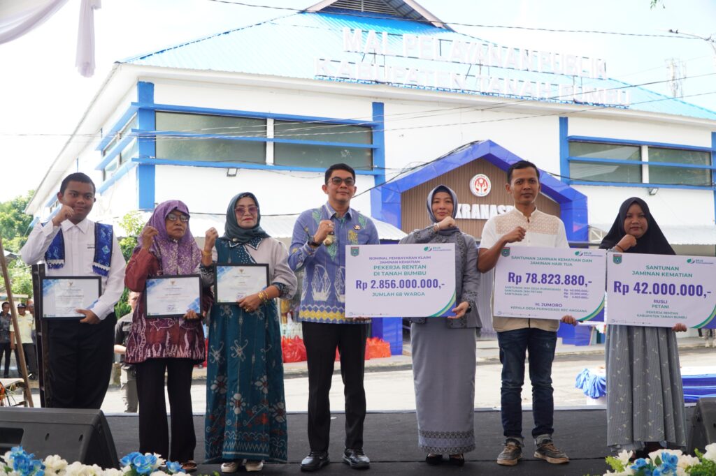 Bupati Tanah Bumbu Serahkan Simbolis Santunan Kematian dan Klaim BPJS Ketenagakerjaan 1 Bupati Tanah Bumbu Serahkan Simbolis Santunan Kematian dan Klaim BPJS Ketenagakerjaan