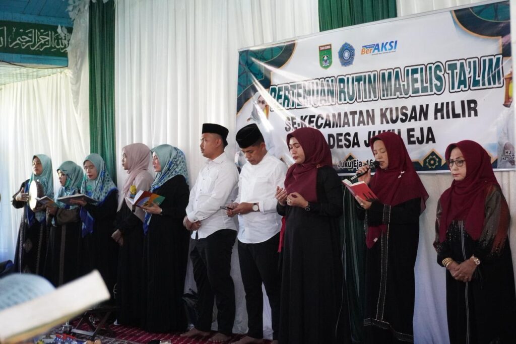 Hadiri Pertemuan Rutin di Juku Eja, Camat Amirullah Ajak Majelis Taklim Kusan Hilir Istiqamah dan Perkuat Syiar Islam 1 Hadiri Pertemuan Rutin di Juku Eja, Camat Amirullah Ajak Majelis Taklim Kusan Hilir Istiqamah dan Perkuat Syiar Islam
