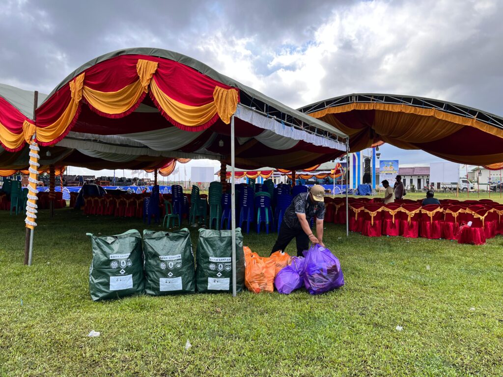 DLH Tanah Bumbu Apresiasi Aksi Pilah Sampah MTQN di Desa Sungai Lembu 1 DLH Tanah Bumbu Apresiasi Aksi Pilah Sampah MTQN di Desa Sungai Lembu