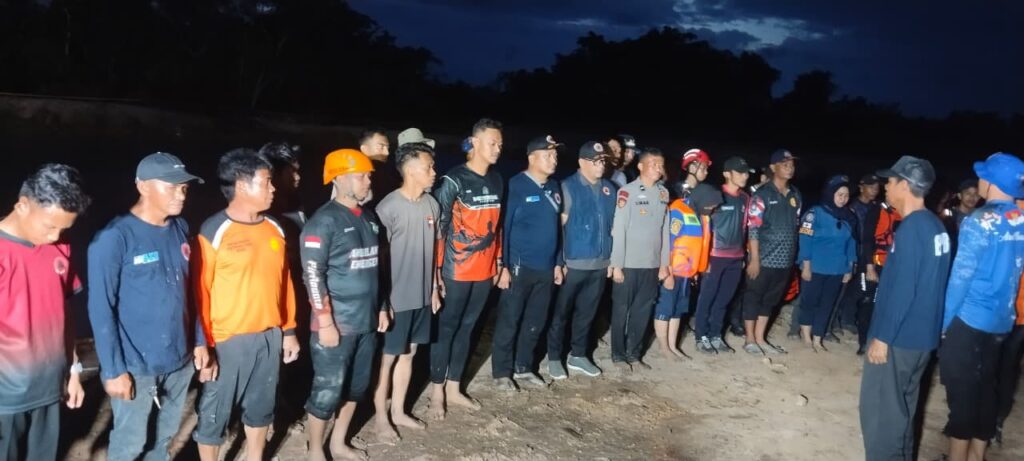 BPBD Tanah Bumbu: Bocah 10 Tahun Tenggelam di Kolam Galian, Ditemukan Setelah 8 Jam Pencarian 1 BPBD Tanah Bumbu: Bocah 10 Tahun Tenggelam di Kolam Galian, Ditemukan Setelah 8 Jam Pencarian