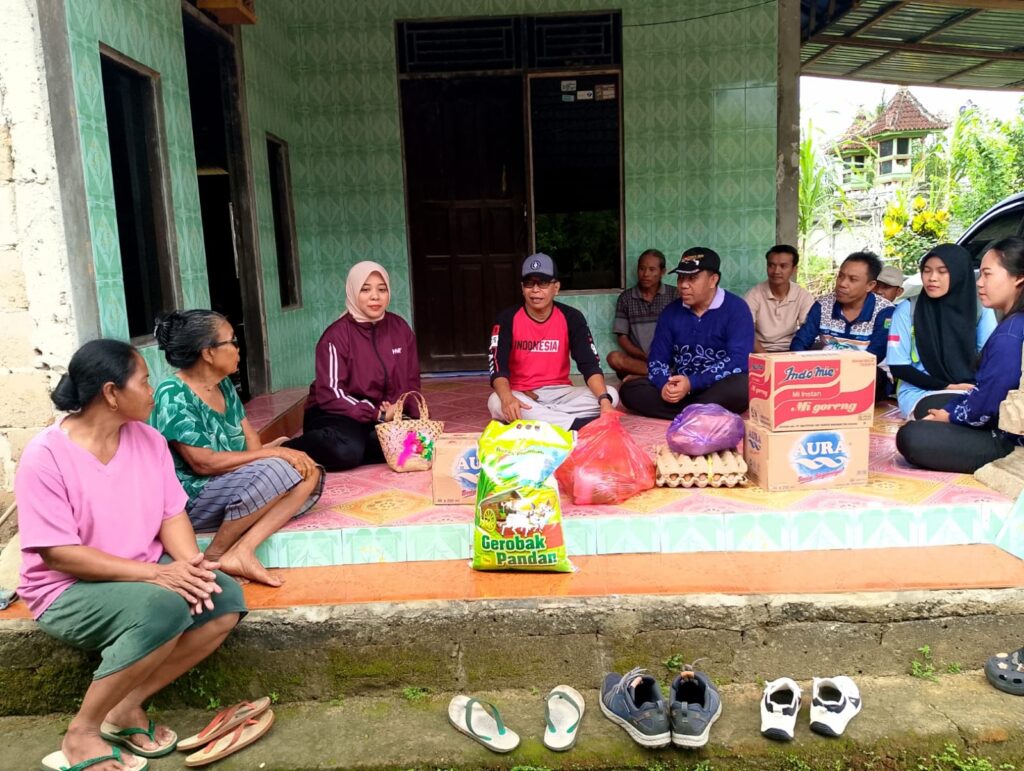Camat Sungai Loban Salurkan Paket Jum’at Berkah untuk Lansia di Desa Kerta Buana