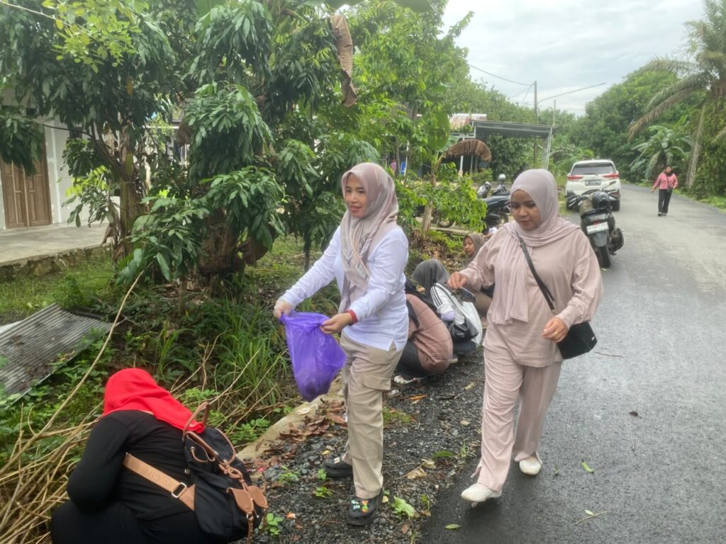 BerAKSI untuk Lingkungan, Kecamatan Batulicin Gelar Jumat Bersih Bersama Warga Desa Maju Bersama