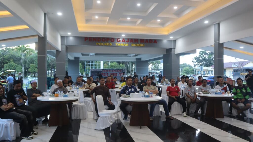 Sambut Hari Bhayangkara ke-80, Polres Tanah Bumbu Gelar Nobar Piala Dunia Bersama Masyarakat 2