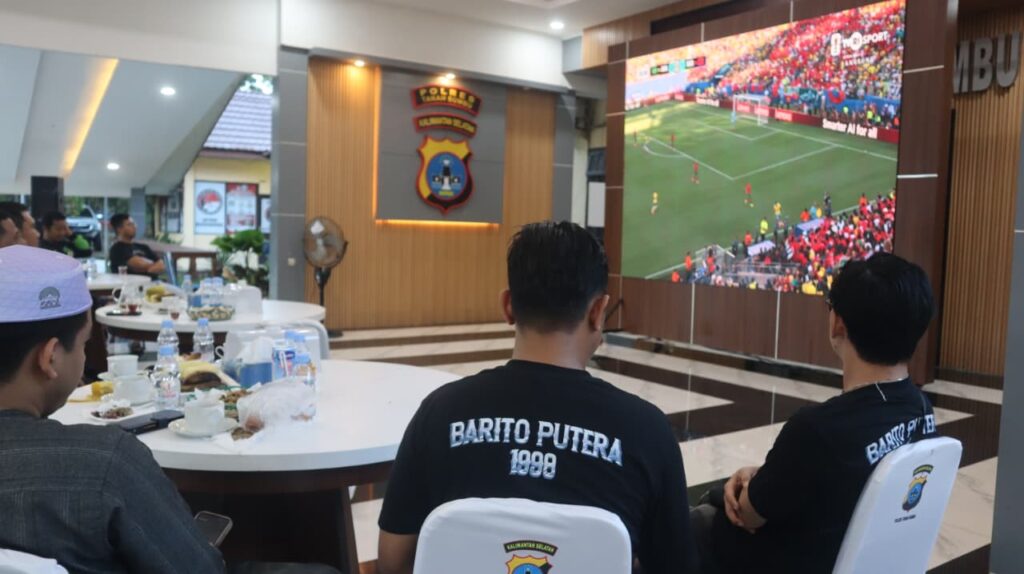 Sambut Hari Bhayangkara ke-80, Polres Tanah Bumbu Gelar Nobar Piala Dunia Bersama Masyarakat 1 Sambut Hari Bhayangkara ke-80, Polres Tanah Bumbu Gelar Nobar Piala Dunia Bersama Masyarakat