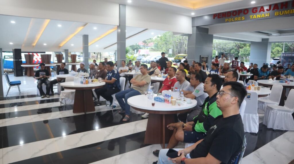 Sambut Hari Bhayangkara ke-80, Polres Tanah Bumbu Gelar Nobar Piala Dunia Bersama Masyarakat 3