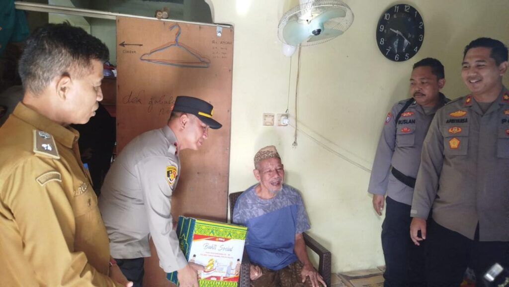 Sambut Hari Bhayangkara ke-80, Polres Tanah Bumbu Berbagi Kepedulian Melalui Bantuan Kursi Roda dan Sembako