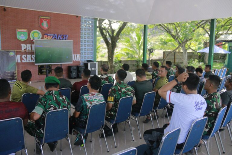 Kodim 1022/Tanah Bumbu Gelar Nobar Piala Dunia 2026, Pererat Kebersamaan TNI dan Masyarakat 4 Kodim 1022/Tanah Bumbu Gelar Nobar Piala Dunia 2026, Pererat Kebersamaan TNI dan Masyarakat