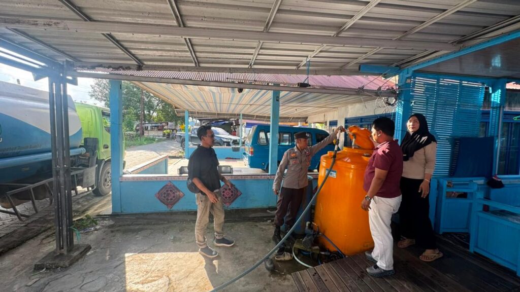 Polres Tanah Bumbu Salurkan Air Bersih bagi Warga Segumbang, Wujud Kepedulian di Hari Bhayangkara ke-80 3