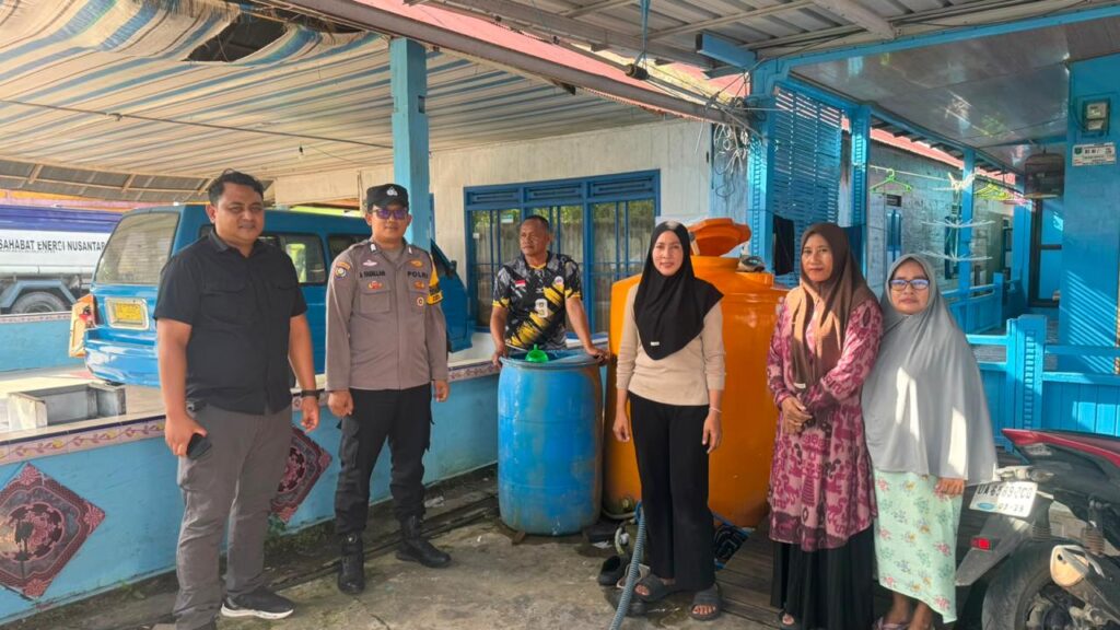 Polres Tanah Bumbu Salurkan Air Bersih bagi Warga Segumbang, Wujud Kepedulian di Hari Bhayangkara ke-80 2