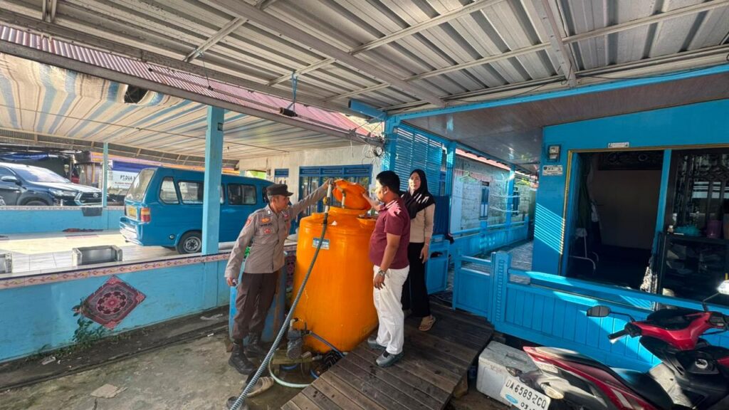 Polres Tanah Bumbu Salurkan Air Bersih bagi Warga Segumbang, Wujud Kepedulian di Hari Bhayangkara ke-80 1 Polres Tanah Bumbu Salurkan Air Bersih bagi Warga Segumbang, Wujud Kepedulian di Hari Bhayangkara ke-80