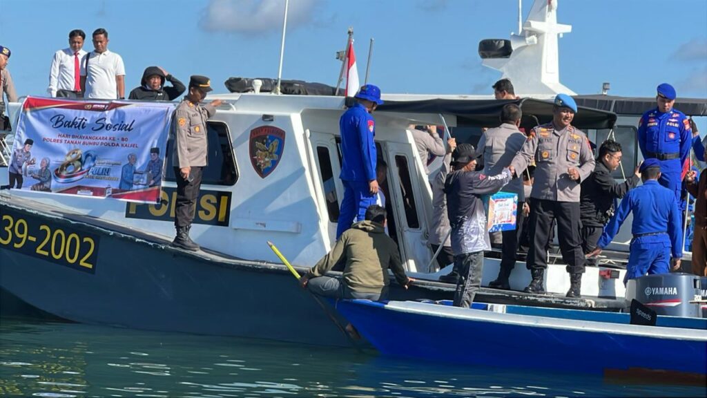 Polres Tanah Bumbu Salurkan Bantuan Sembako untuk Nelayan di Perairan Pulau Burung Laut