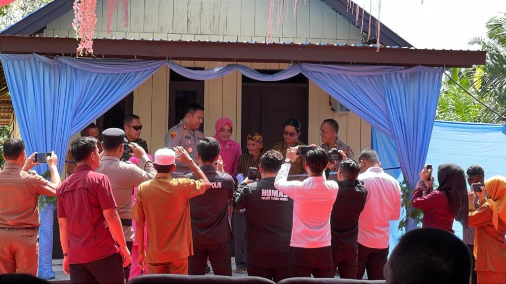 Polres Tanah Bumbu Resmikan Program Bedah Rumah untuk Warga Mantewe dalam Rangka Hari Bhayangkara ke-80 2
