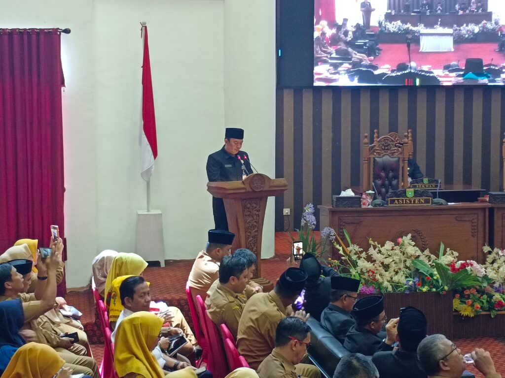 Pemkab Tanah Bumbu Sampaikan Jawaban atas Pemandangan Umum Fraksi DPRD terkait Perubahan Perda BPD 3