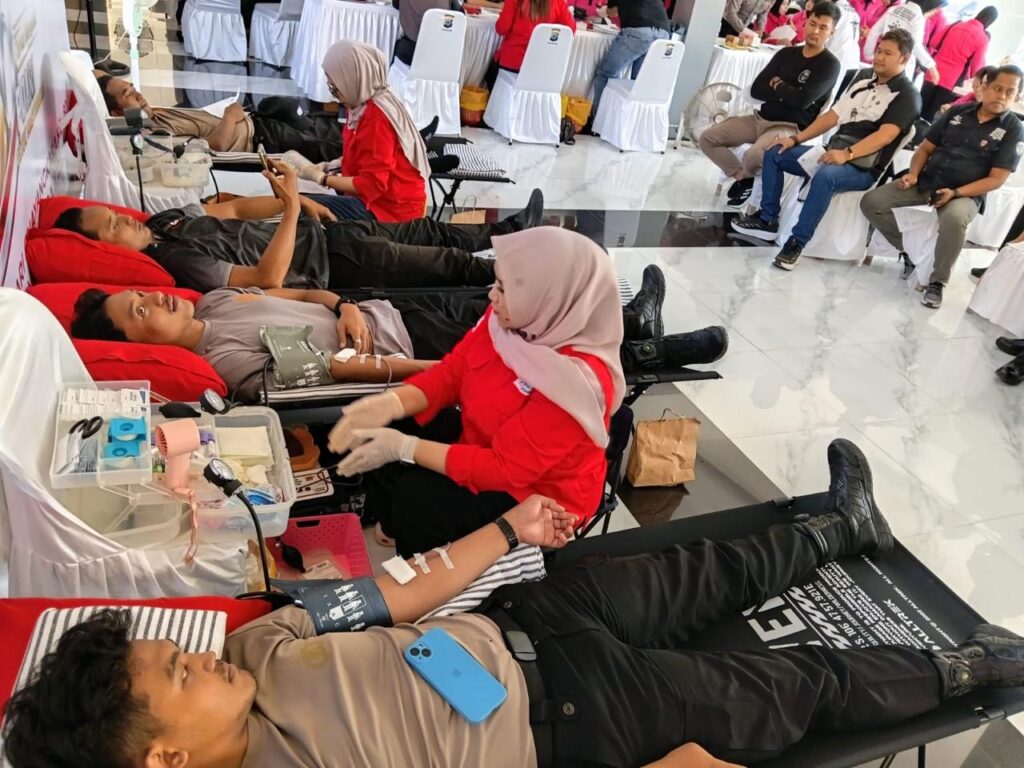Bakti Kesehatan Polres Tanah Bumbu, Puluhan Warga Ikuti Donor Darah, Pengobatan Gratis dan Sunatan Massal 1 Bakti Kesehatan Polres Tanah Bumbu, Puluhan Warga Ikuti Donor Darah, Pengobatan Gratis dan Sunatan Massal
