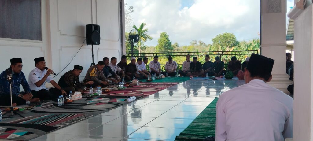 Camat Sungai Loban Serahkan Santunan Anak Yatim Piatu pada Peringatan Perti Desa Sumber Sari ke-33 1 Camat Sungai Loban Serahkan Santunan Anak Yatim Piatu pada Peringatan Perti Desa Sumber Sari ke-33