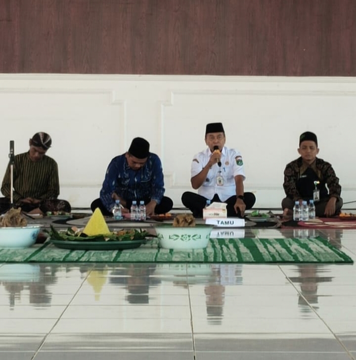 Camat Sungai Loban Serahkan Santunan Anak Yatim Piatu pada Peringatan Perti Desa Sumber Sari ke-33 2