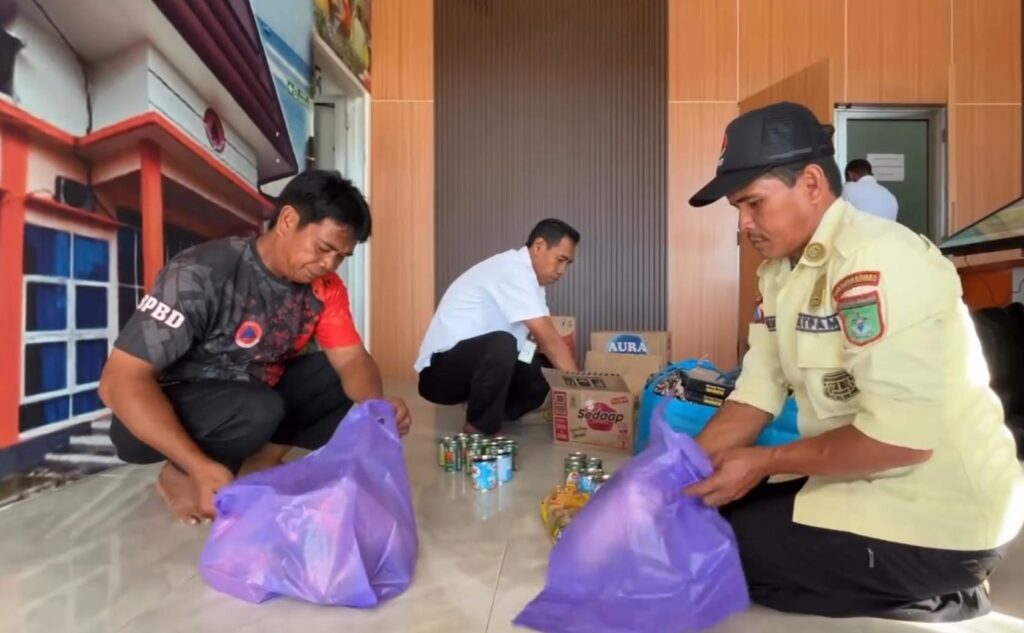 BPBD Tanah Bumbu Salurkan Bantuan kepada Korban Kebakaran di Desa Barakat Mufakat 1 Bpbd
