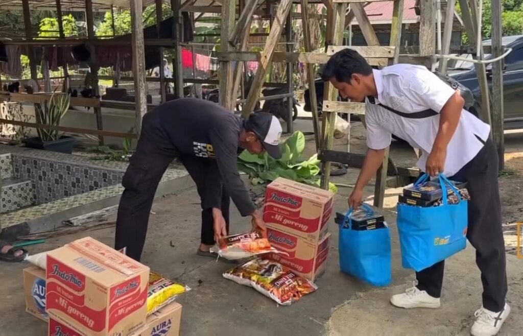 BPBD Tanah Bumbu Salurkan Bantuan kepada Korban Kebakaran di Desa Barakat Mufakat 2
