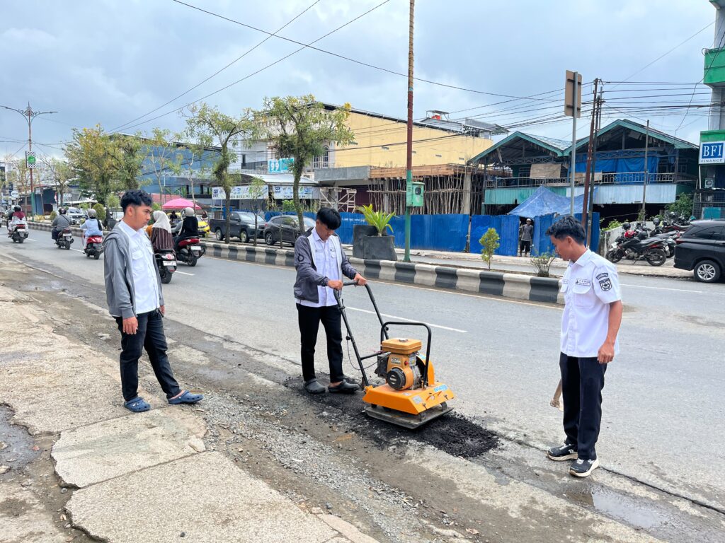 Pulihkan Kondisi Jalan Pascaperbaikan, PT Air Minum Bersujud Tuntaskan Pengaspalan Bekas Galian Pipa di Sejumlah Titik