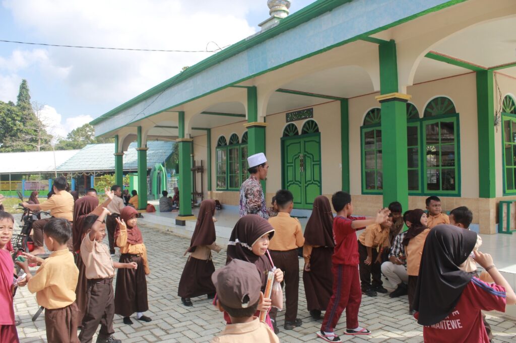 Bang Arul Tingkatkan Kenyamanan Sarana Ibadah, Halaman Masjid di Desa Mantawakan Mulia Kini Lebih Tertata 1 Bang Arul Tingkatkan Kenyamanan Sarana Ibadah, Halaman Masjid di Desa Mantawakan Mulia Kini Lebih Tertata