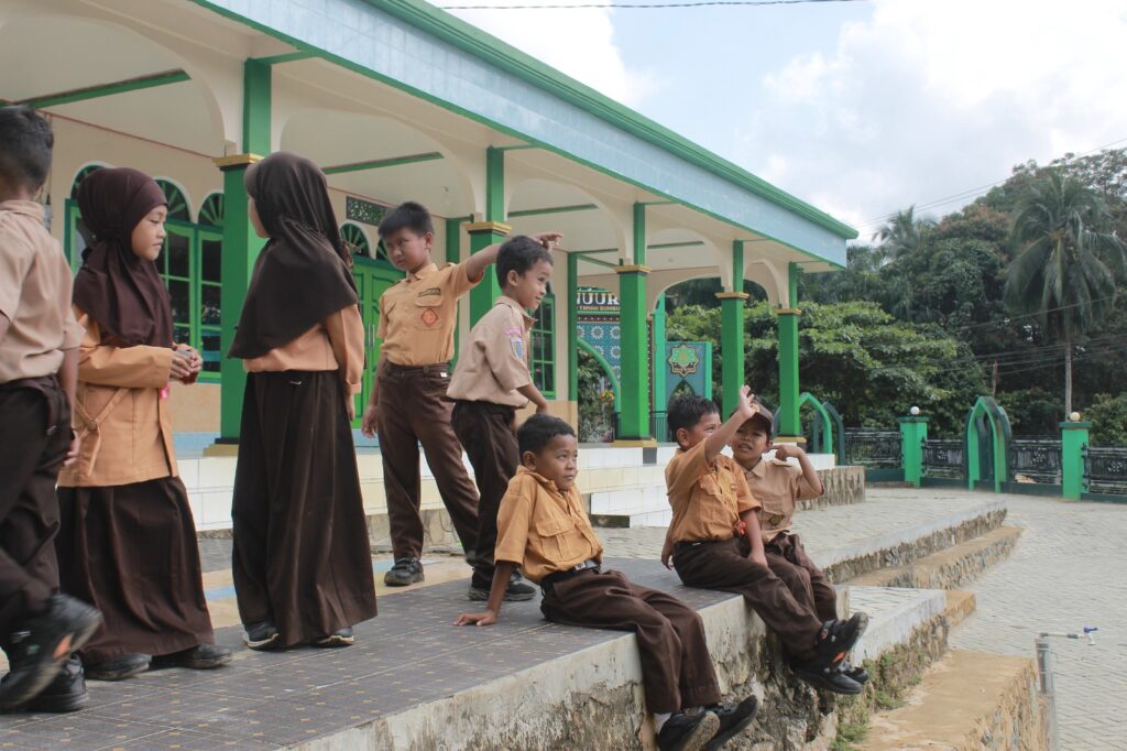 Bang Arul Tingkatkan Kenyamanan Sarana Ibadah, Halaman Masjid di Desa Mantawakan Mulia Kini Lebih Tertata 2